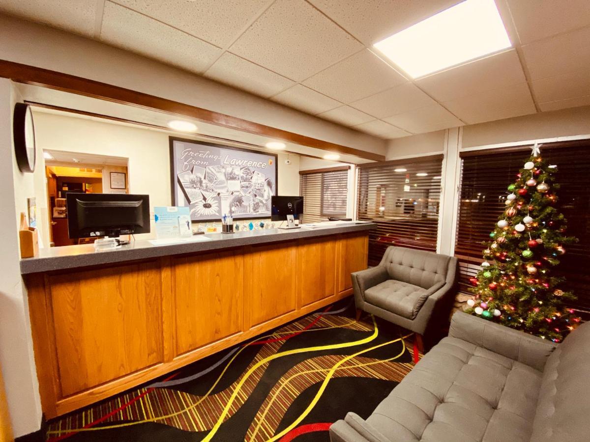 Super 8 By Wyndham Lawrence Ku Hotel Exterior photo