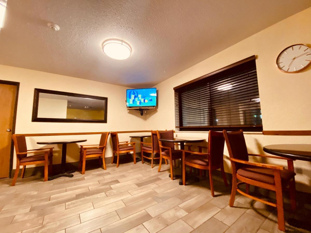 Super 8 By Wyndham Lawrence Ku Hotel Exterior photo